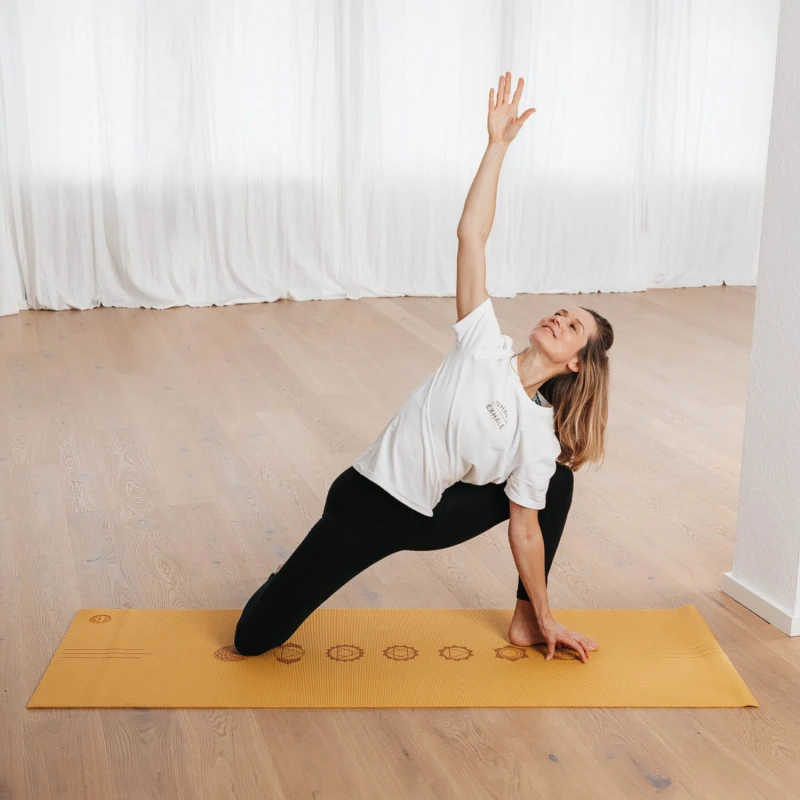 896mych_leela_mat_chakralign_bodhi_yogamatte_blau_anwendung.jpg