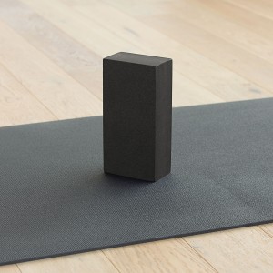 930sw_yoga_yogaklotz_asana_brick_schwarz_mit_yogamatte.jpg