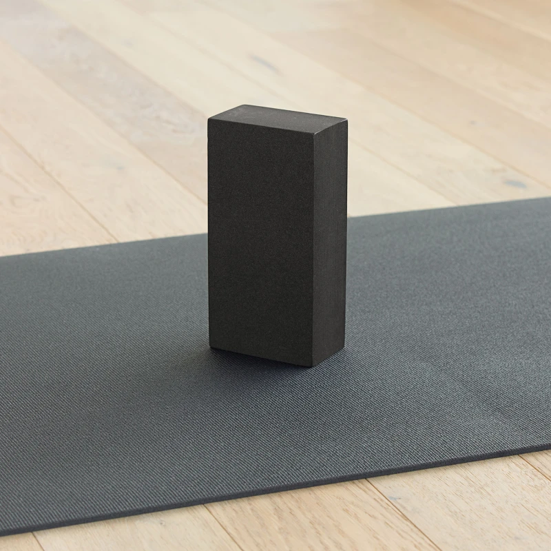 930sw_yoga_yogaklotz_asana_brick_schwarz_mit_yogamatte.jpg