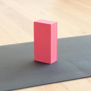 yker_yoga_yogaklotz_asana_brick_bordeaux_mit_yogamatte.jpg