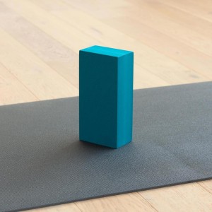930p_yoga_yogaklotz_asana_brick_petrol_close_up.jpg